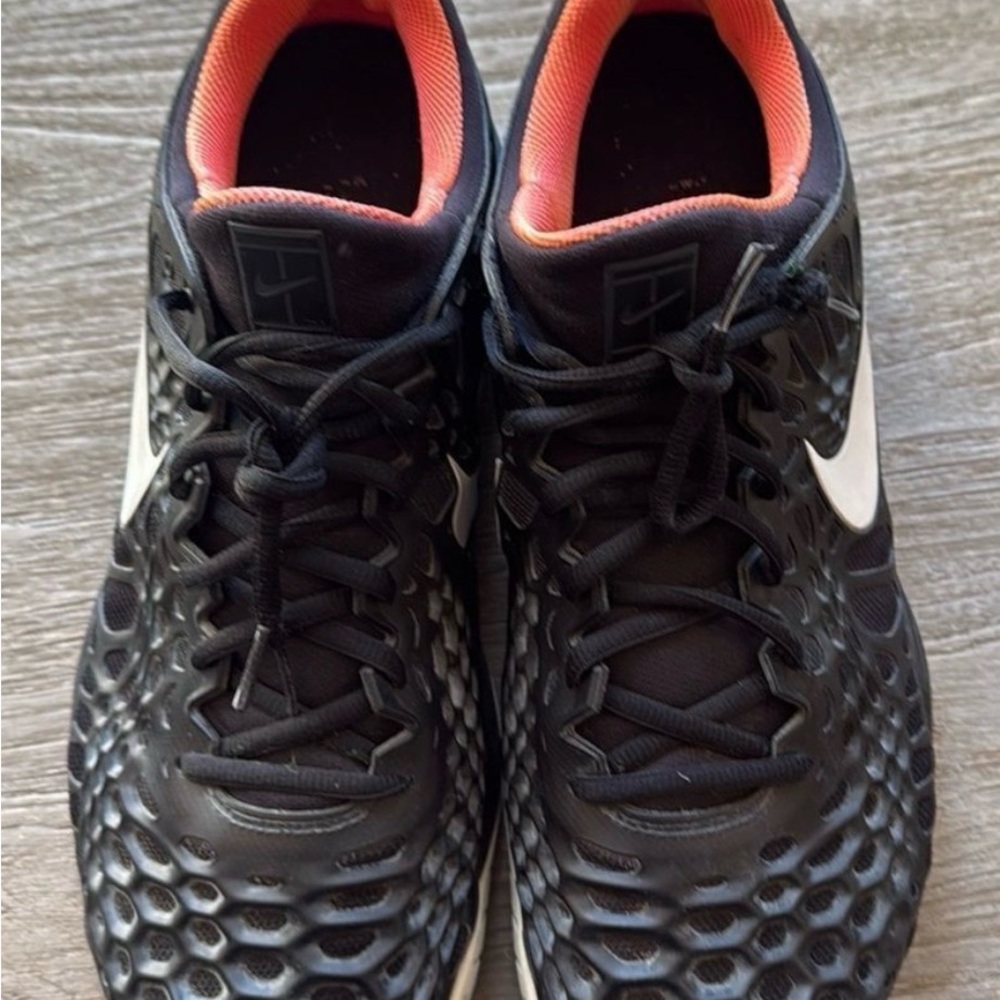 Nike Men’s Black Running Shoes with Coral Lining - Picture 5 of 6